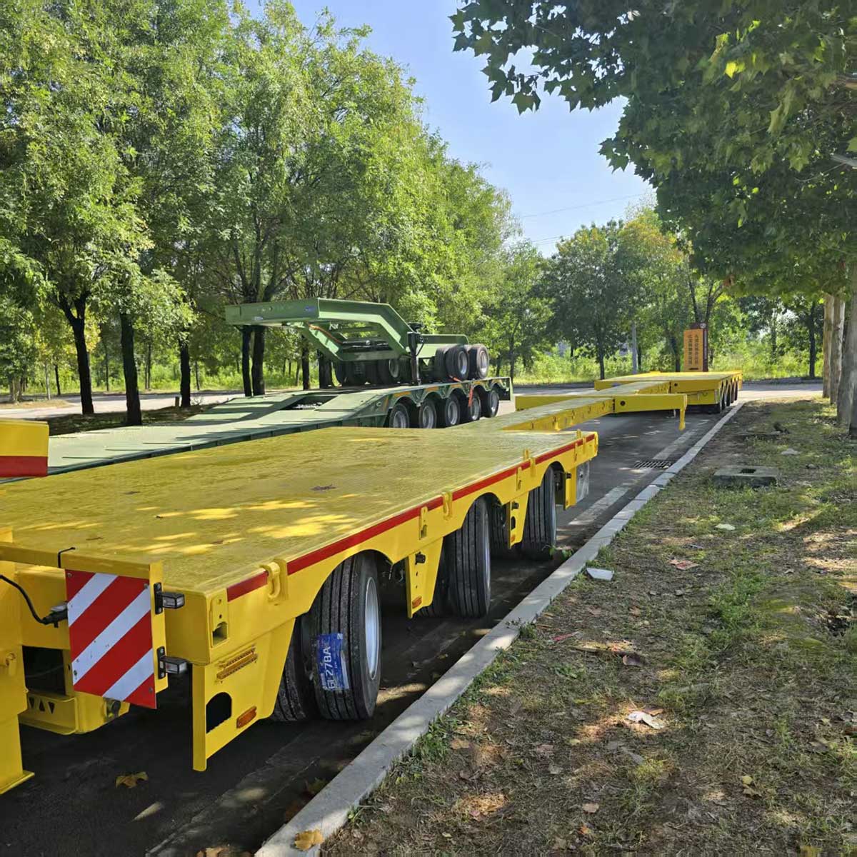 Pull type low flatbed truck