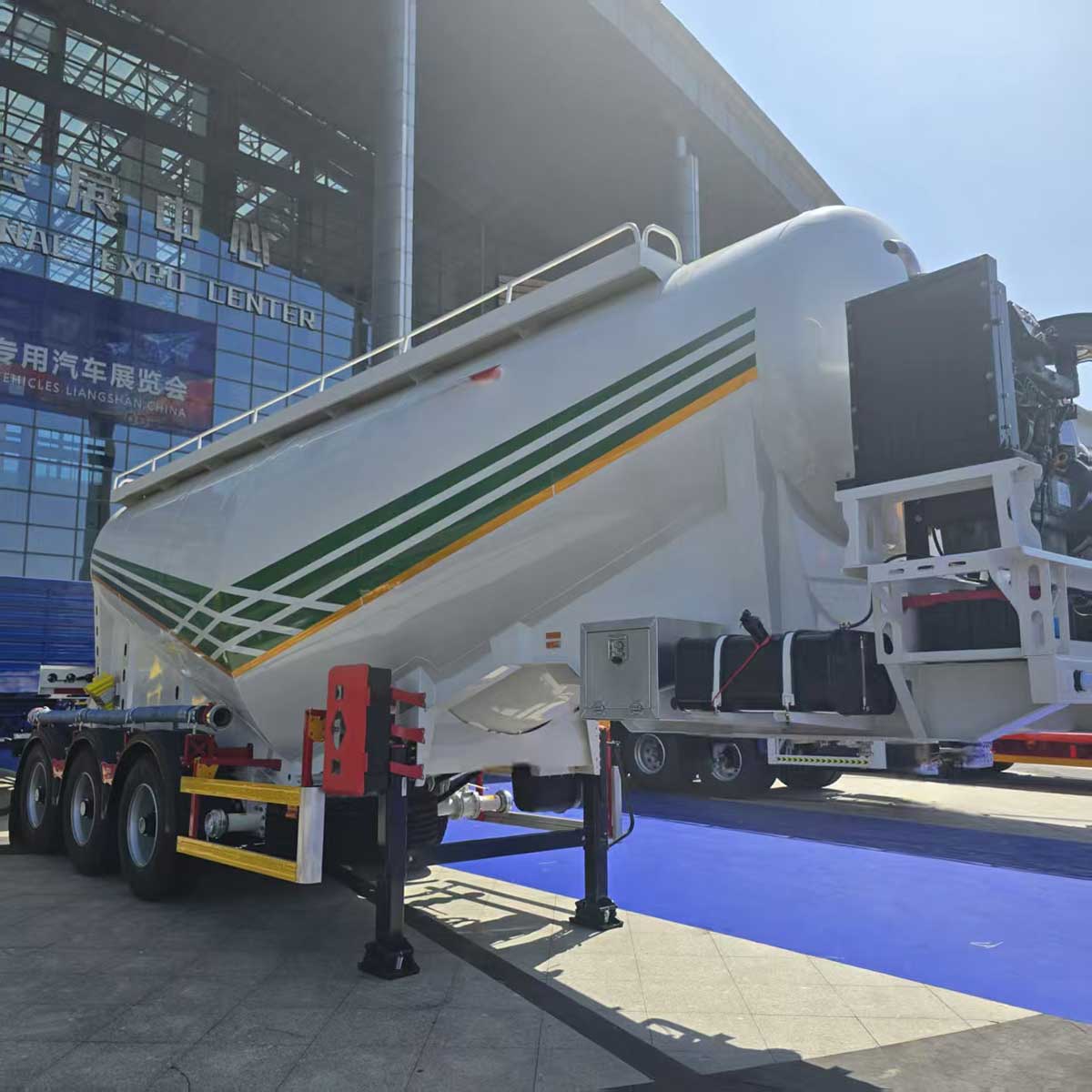 3-Axle Powder and Granular Material Tank Truck