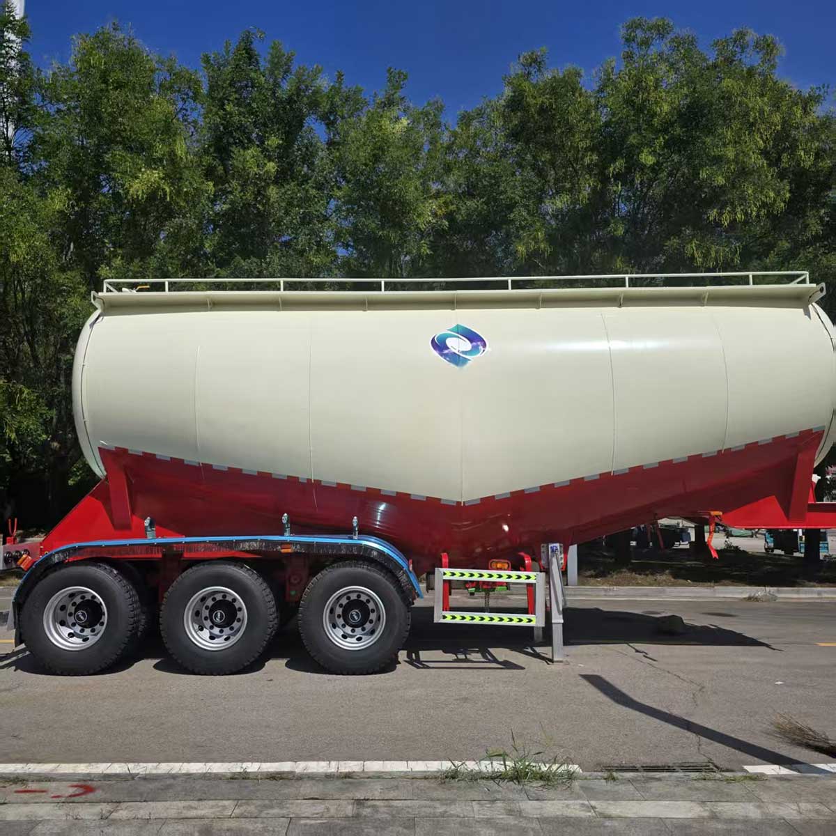 3-axis bulk cement powder material tanker truck