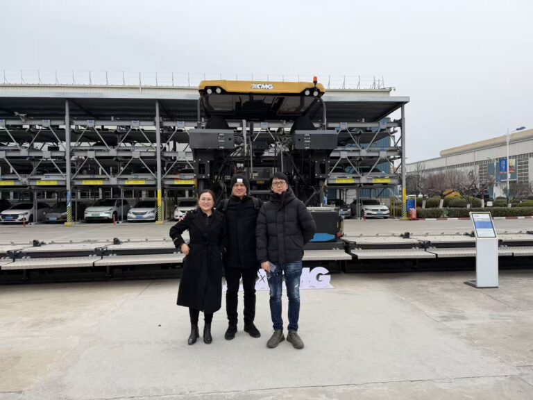 European clients come to the company to discuss cooperation in construction machinery