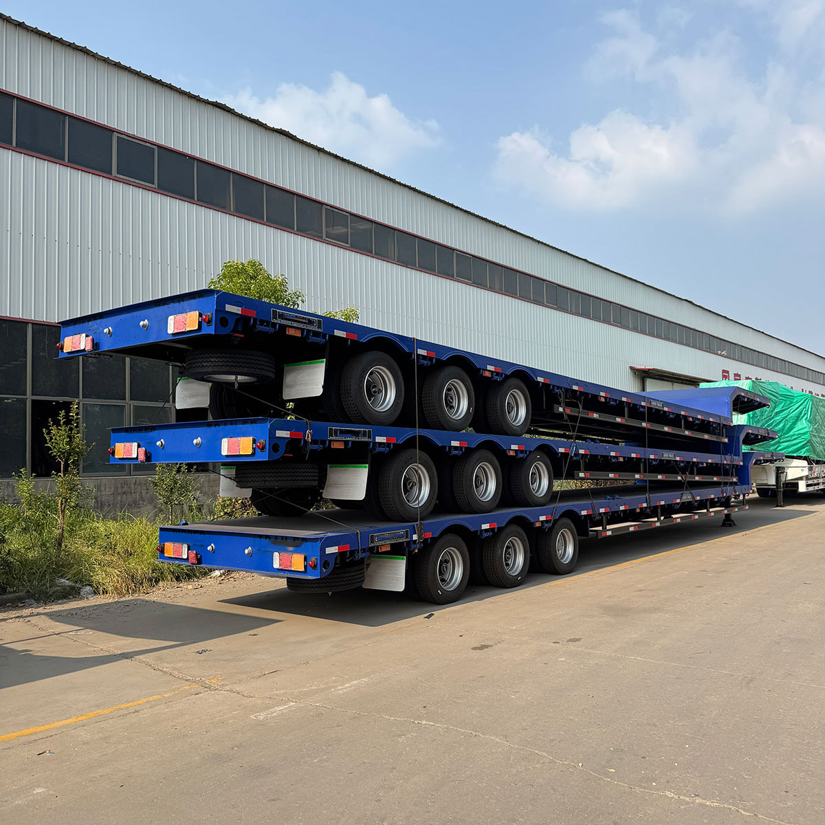 3-axle low flatbed semi-trailer