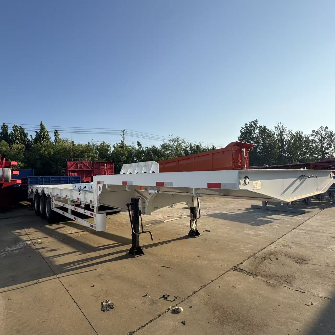 3-axle low flatbed semi-trailer