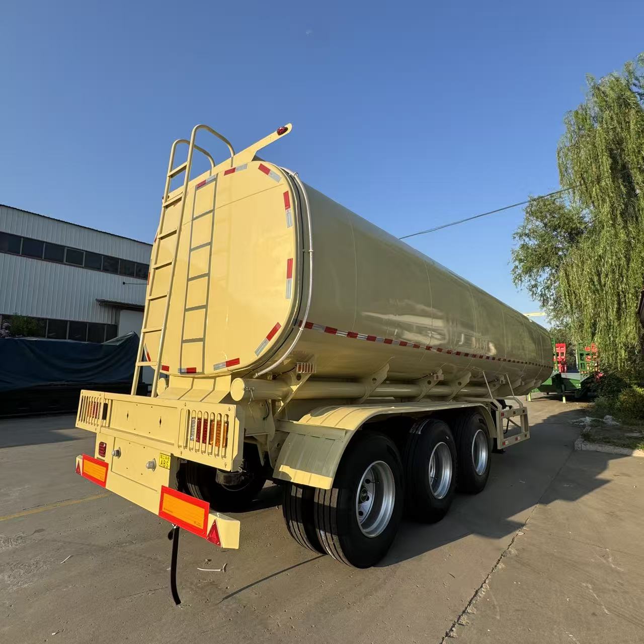 3-axis oil tanker truck