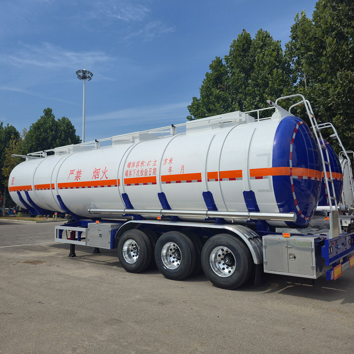 3-axis dangerous goods tanker truck