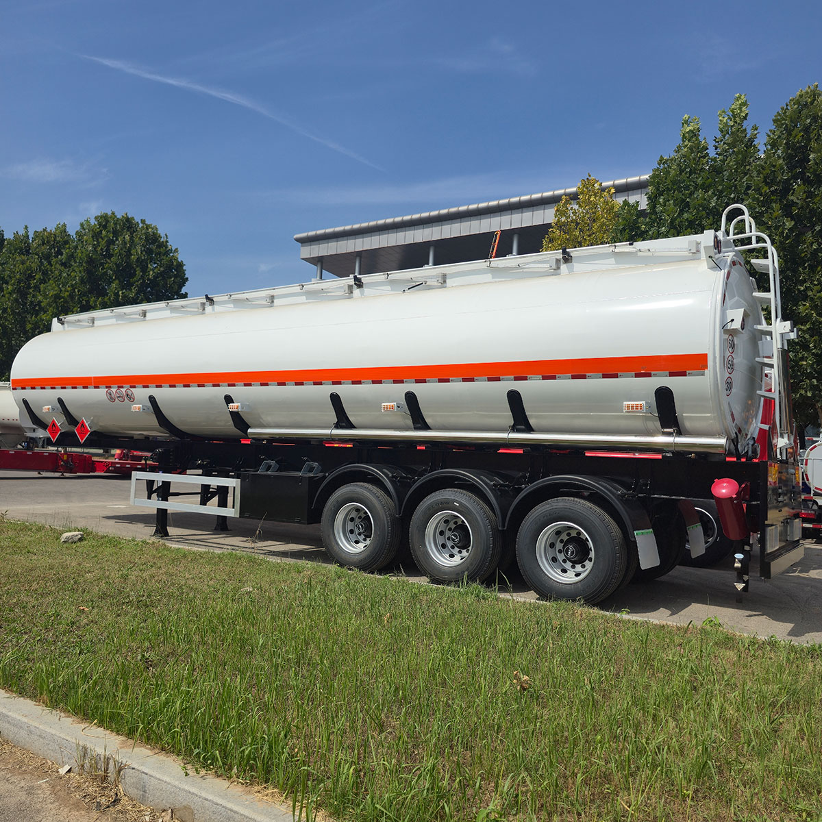 3-axis dangerous goods transport tanker truck