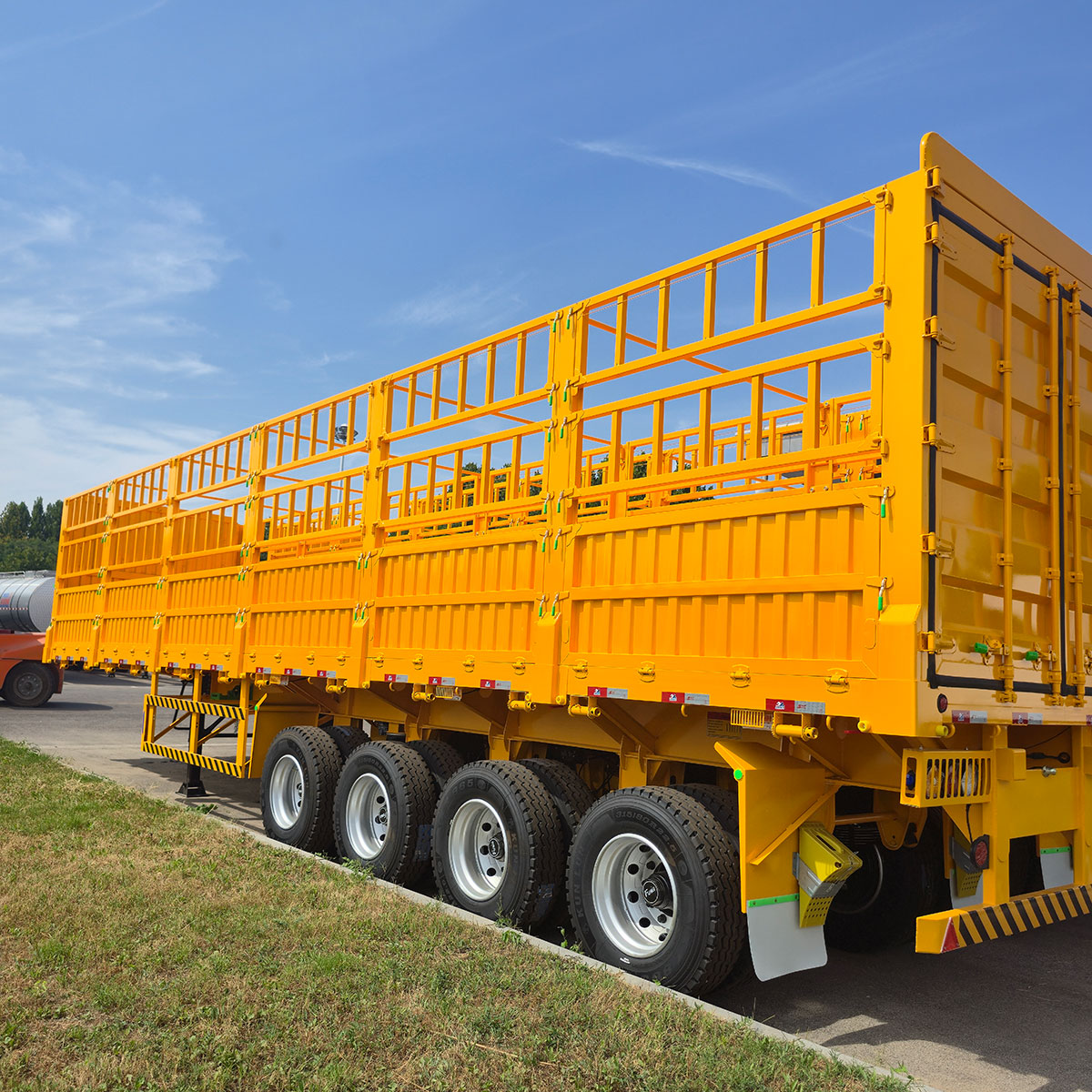 4-axle semi-trailer with light rail