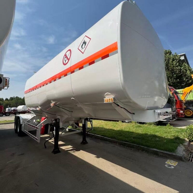 2-axle oil tanker truck